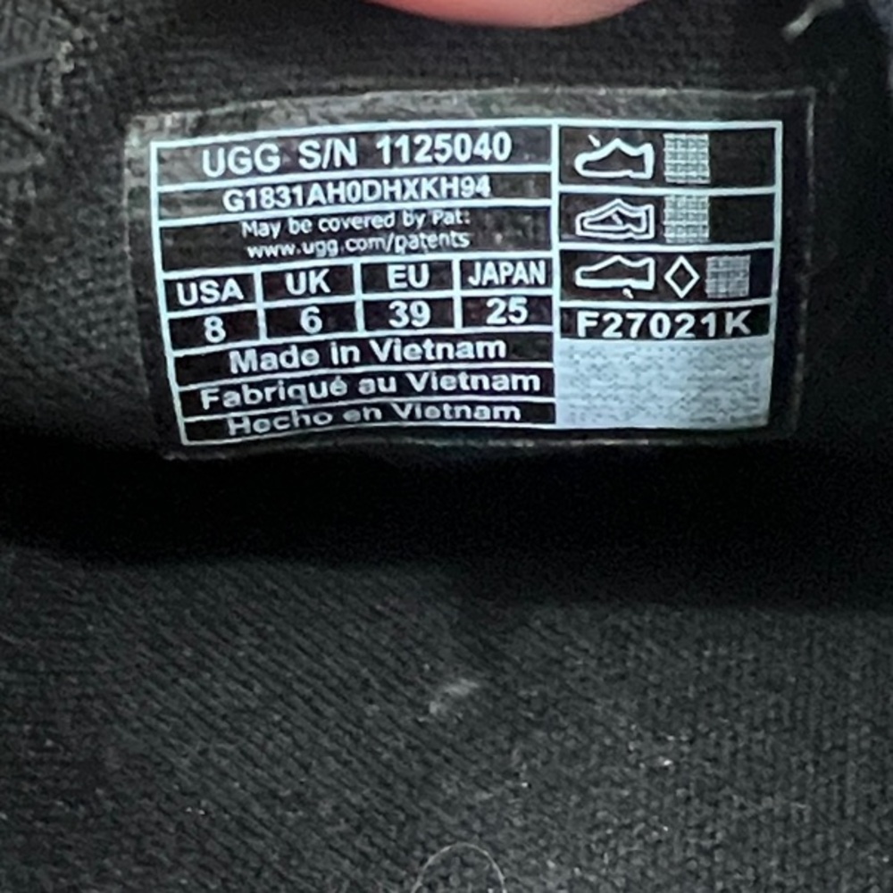 UGG woman’s Black and Tan Casual Slip-Ons - Picture 12 of 12
